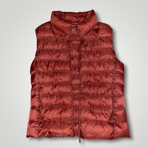 UNIQLO ULTRA LIGHT DOWN VEST SMALL RED (More of a matte texture)